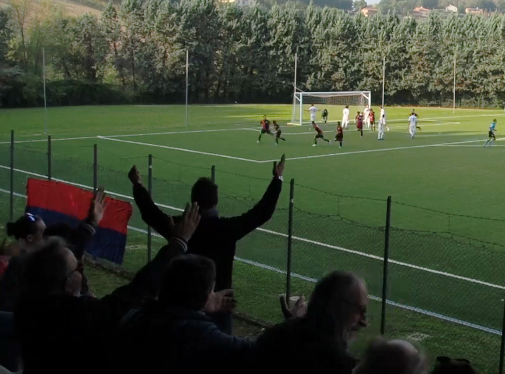 Andrea Siena esulta dopo il gol che ha regalato la vittoria alla Vigor Senigallia